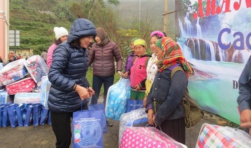 VOV5 offre des cadeaux aux foyers démunis de la province de Cao Bang - ảnh 3